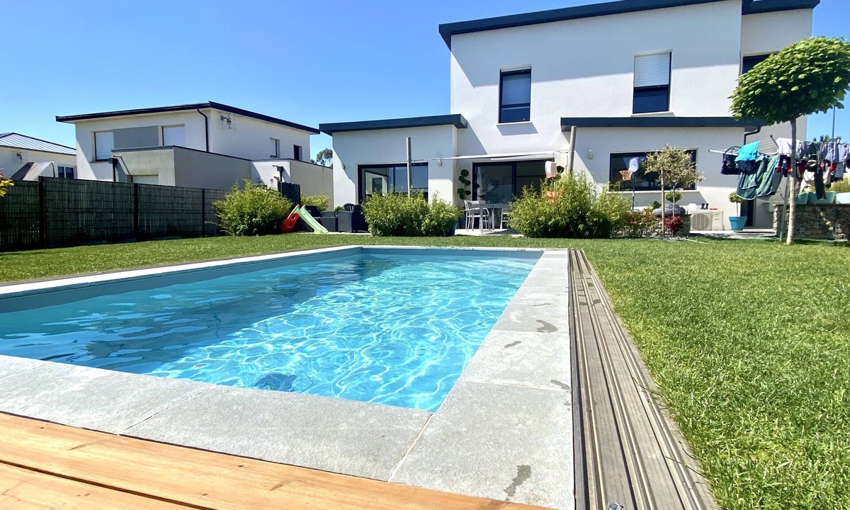 Le Relecq-Kerhuon House | New house with swimming pool