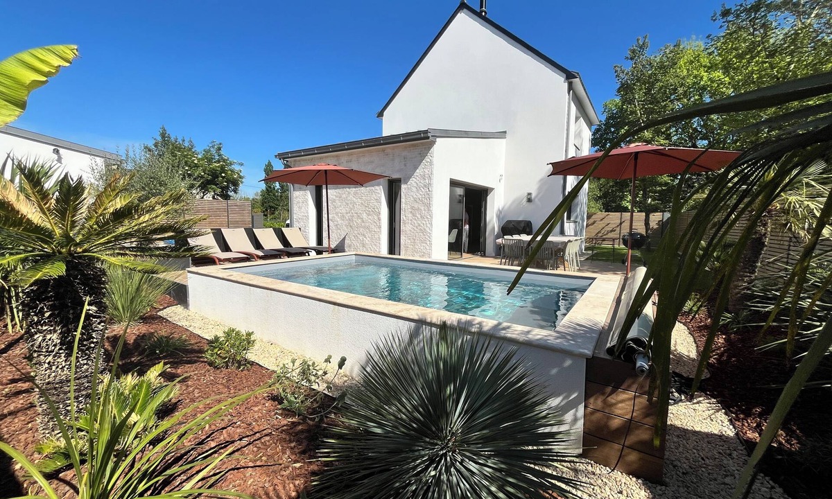 Kervoyal House | New house with swimming pool 200m from the sea.