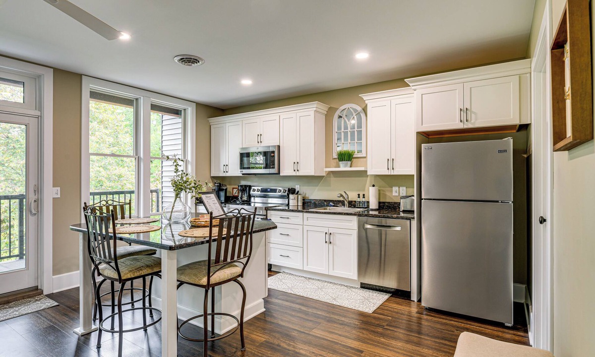 Akron Apartment | NEW in 2024, 'litfin Loft', Village of Akron