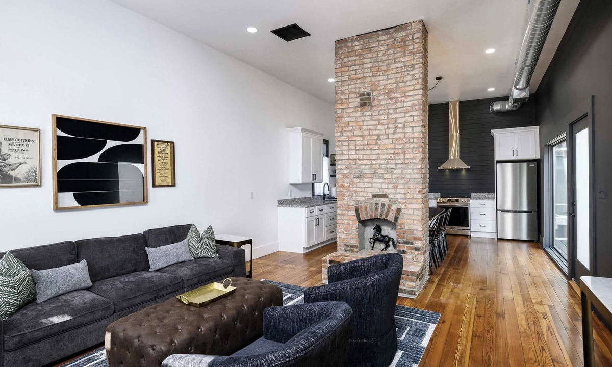 Clifton House | New! Incredible full rehab, sleeps 8, hot tub!