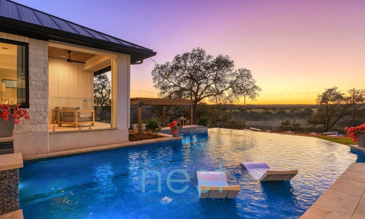 Smokey Mountain Oaks House | *NEW* INFINITY POOL | HOT TUB | Views | Pool Table | Fire Pit | 16 Queen Beds