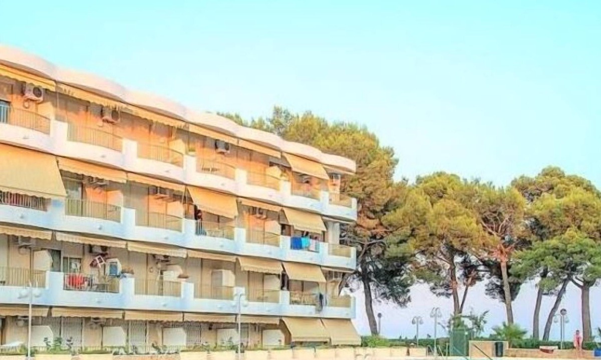 Vilafortuny Apartment | New international Loft, air-conditioned with pool and beach.