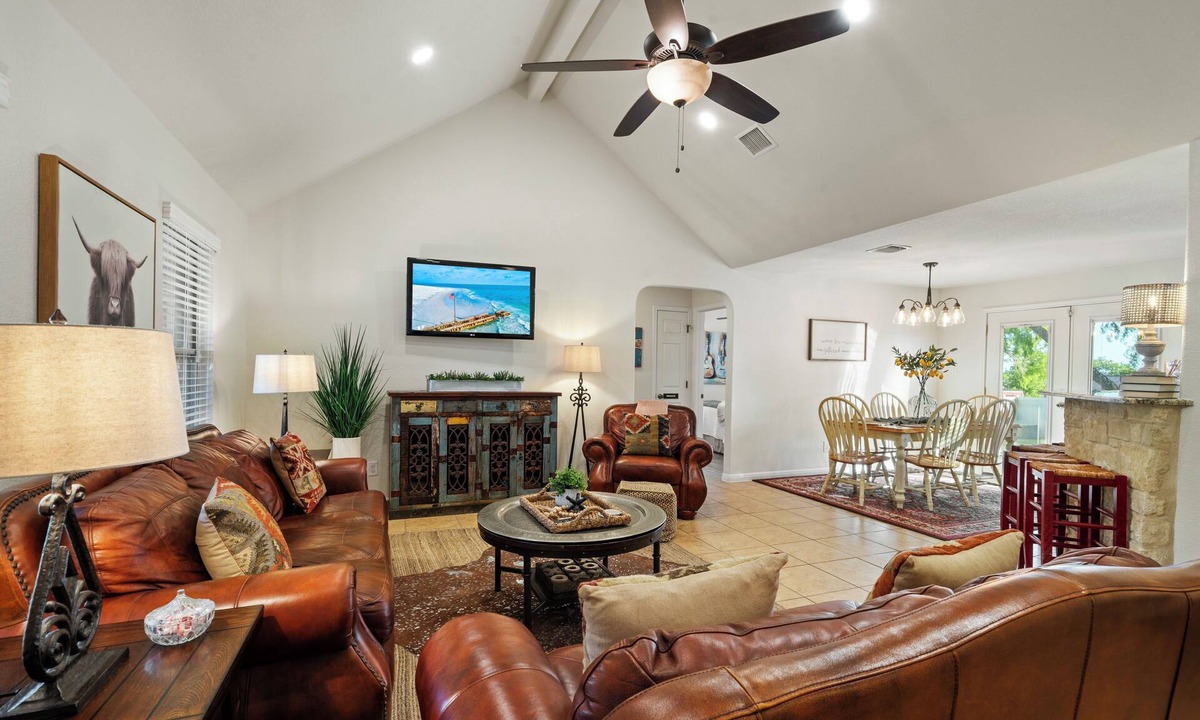 Jourdanton House | NEW Jtown Junction LUXE 3BR 2BA for 7 Desirable Neighborhood Yard 1King 2Q 1T