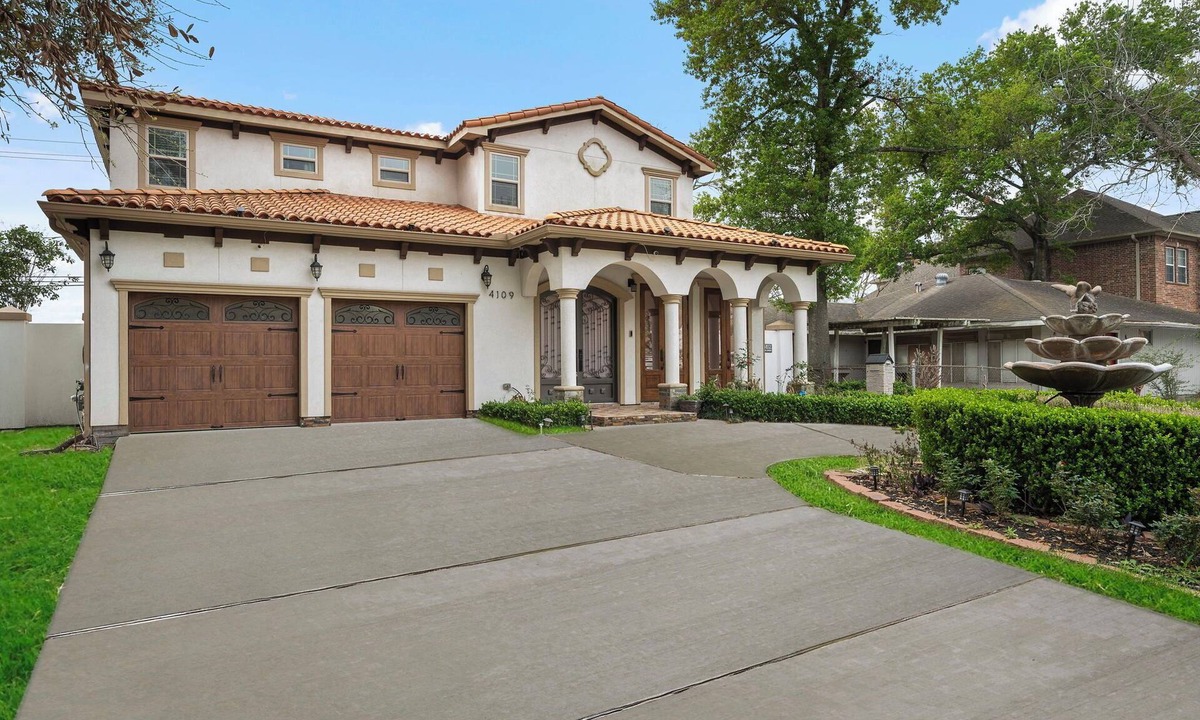 Willow Meadows/Willowbend Area House | NEW King Bed Houston Haven w/Hot Tub!
