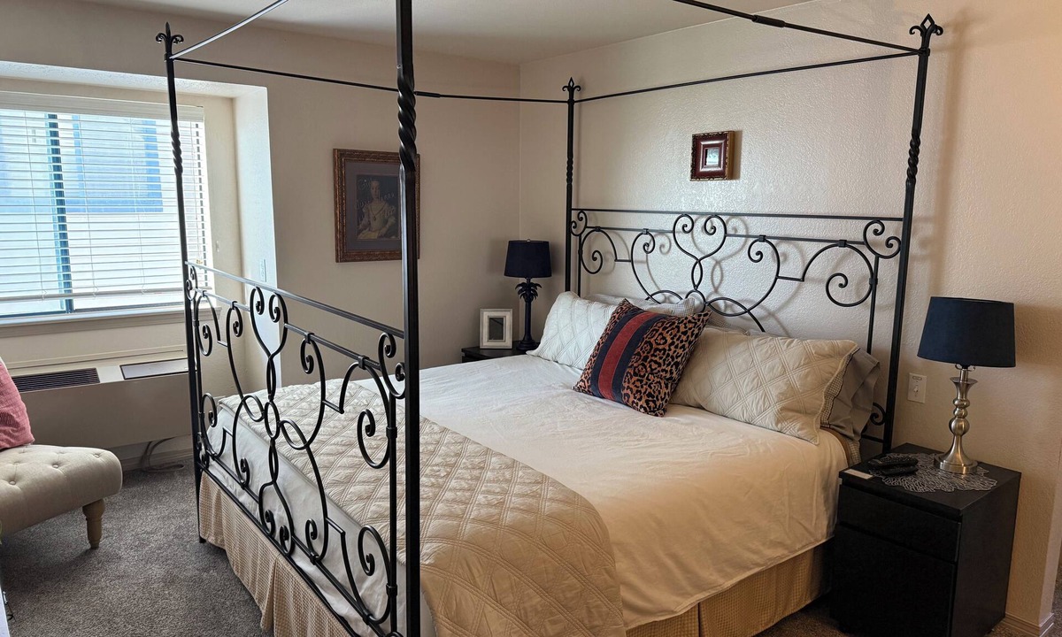 Greenwood Village Apartment | New King size bed, pool, laundry in-unit, super clean