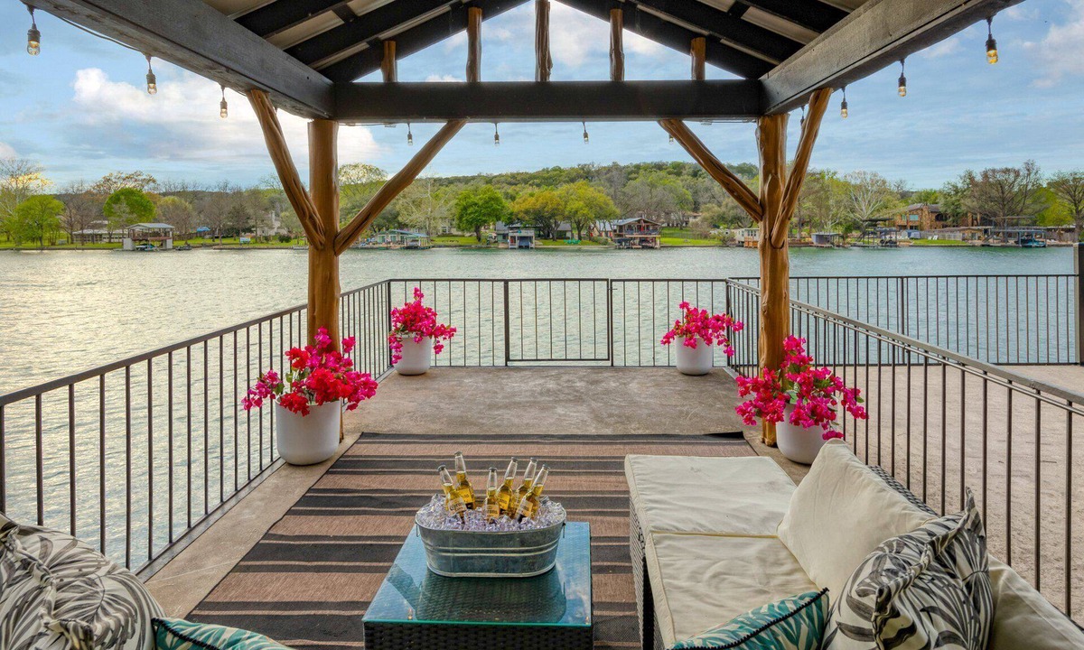 Rivercrest House | *NEW* LAKE AUSTIN | BOAT DOCK | HOT TUB | Lake Views | 8 Beds