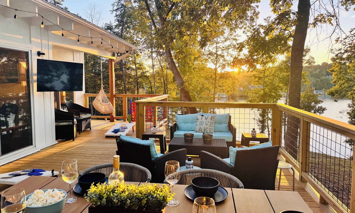 Leasburg House | *NEW* Lakefront Dock Fishing Fire Pit Pets VIR