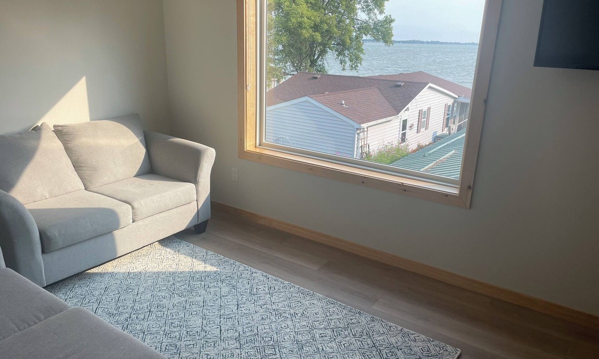 Arlington Apartment | New lakeside apartment with covered parking