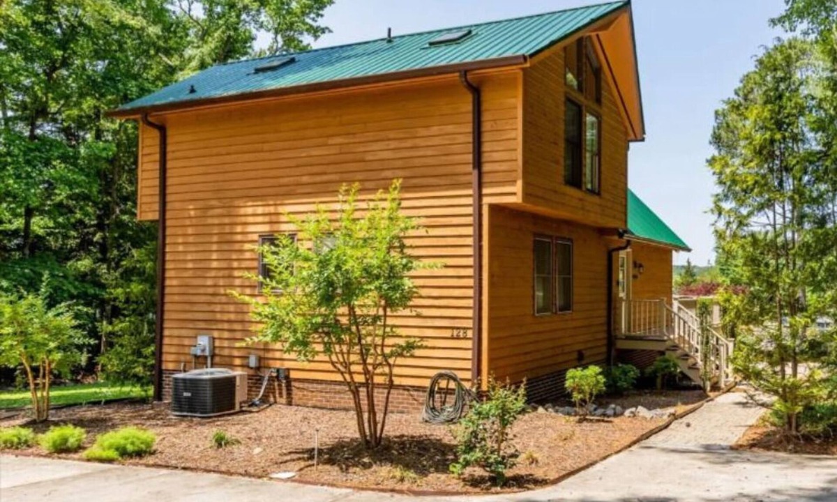 Henrico House | New! Lakeview, Charming 3BR, Hot Tub, Firepit, Pet Friendly, WiFi