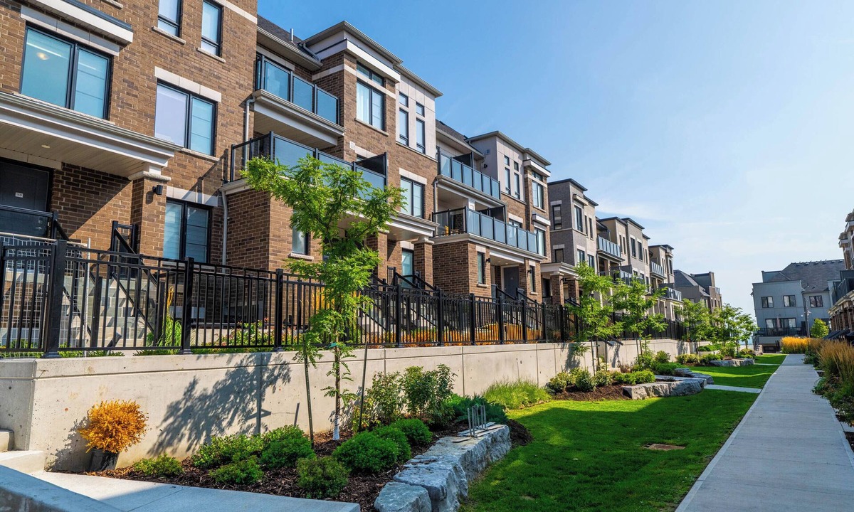 Newcastle House | NEW Lakeview Townhouse -Stylish, Furnished& Close 2 All Amenities and Walk Trail