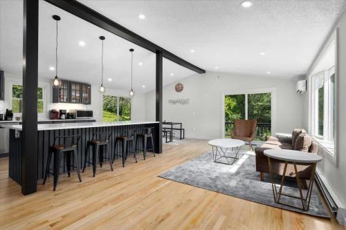 Skaneateles House | *NEW* Large Backyard ~ Game Room ~ Firepit ~ Lake