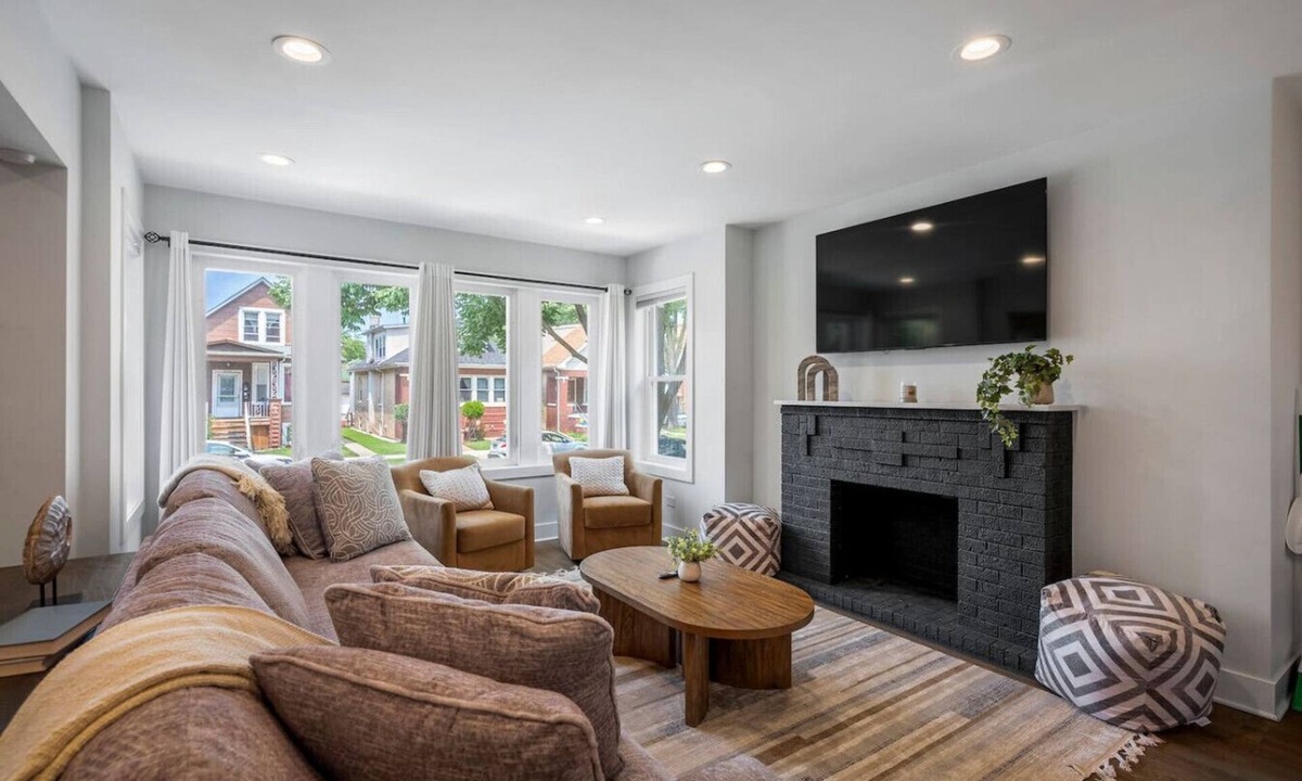 Cragin House | NEW! Large/Beautiful Home with 6BDS/4BTH + Garage!