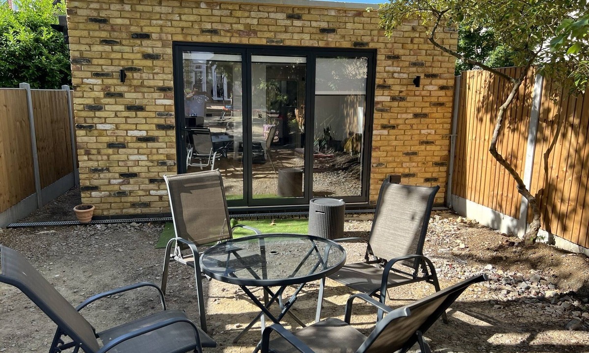 Loughton Apartment | New Large Studio/Annex with private parking