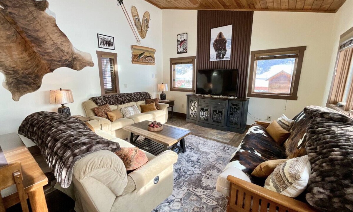 Gallatin Gateway House | NEW! LAST MIN SPECIAL! Ski Chalet, Spacious, Clean, Close To Everything!