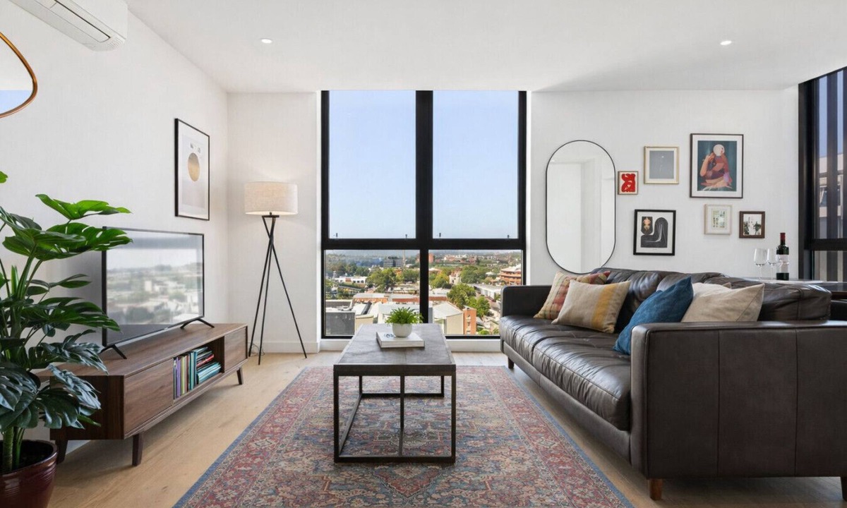 Collingwood Apartment | New - Light-Filled Artistic Retreat