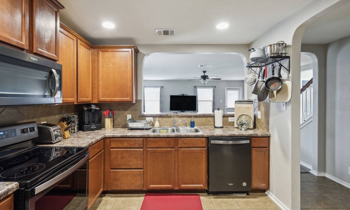 San Antonio House | NEW LISTING! Charming and Spacious 4BR 2.5 BA Hideaway by RedAwning
