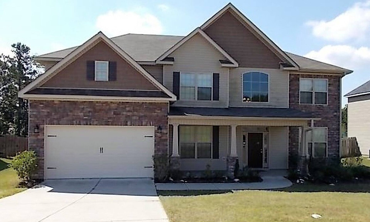 Gracewood House | New Listing! Fully furnished! Available for Master's!