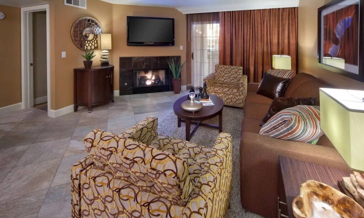 Las Vegas Apartment | NEW LISTING! Holiday Inn Club Vacations *5 STARS* POOL HOT TUB Wi-Fi Fireplace