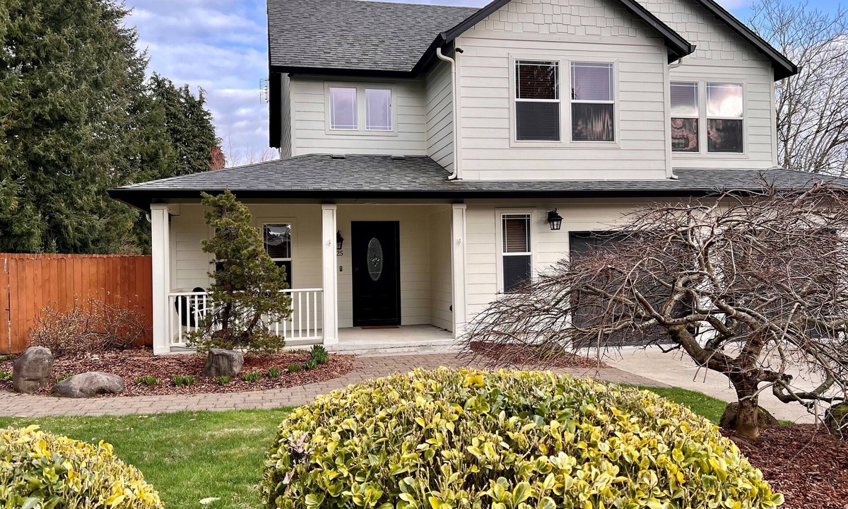 Washougal House | New listing: Home is bright & cheery!