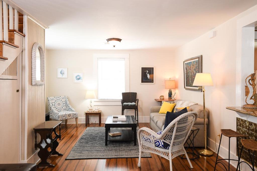 San Jacinto House | New Listing! Only 2 blocks to the beach, updated two-story home on East End! - Catch a Wave
