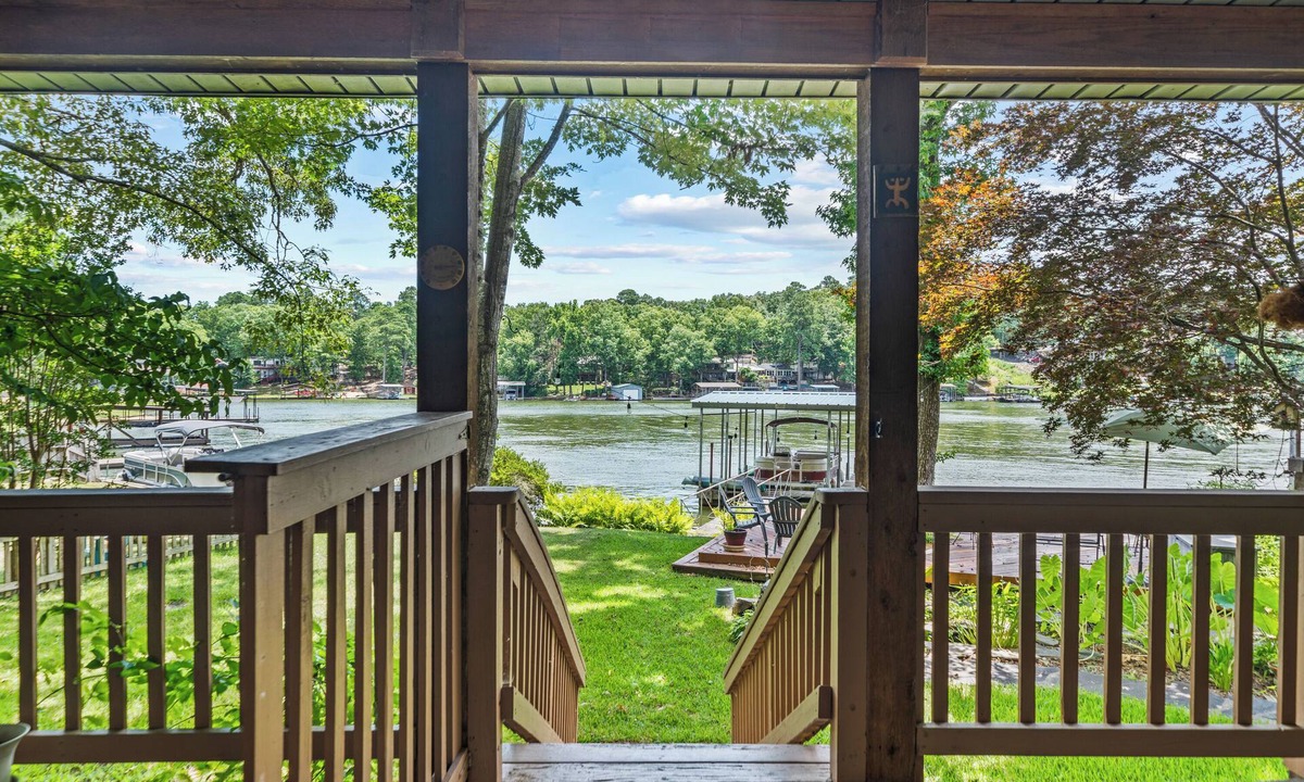 Piney House | New Listing! Peaceful lake home on beautiful Lake Hamilton w/dock access!