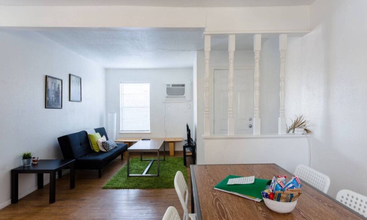 Johnston Terrace House | New Listing! Simple and comfortable 2 bdrm near downtown/AUS
