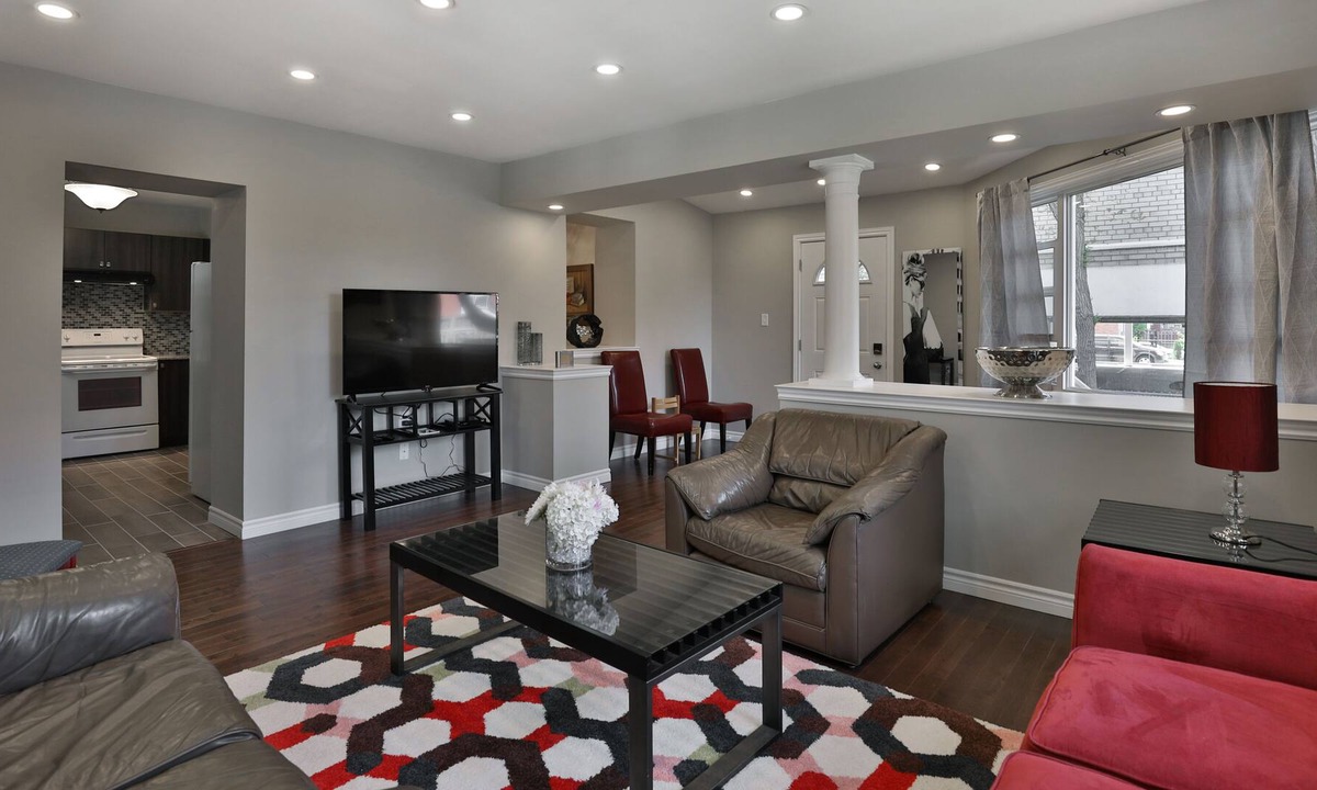 Hamilton House | New Listing .....Sun Rise Home , Unlimited High Speed Internet And Much More!