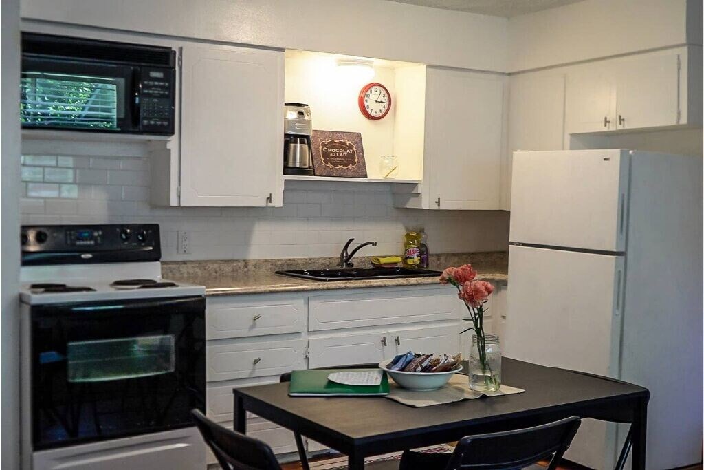 Johnston Terrace House | New Listing! Thrifty & Functional 2 BD near AUS and downtown