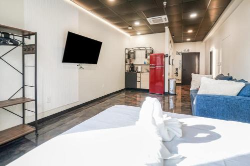 North Oakland Apartment | New Loft 3 min to CMU Pitt Sleeps 4