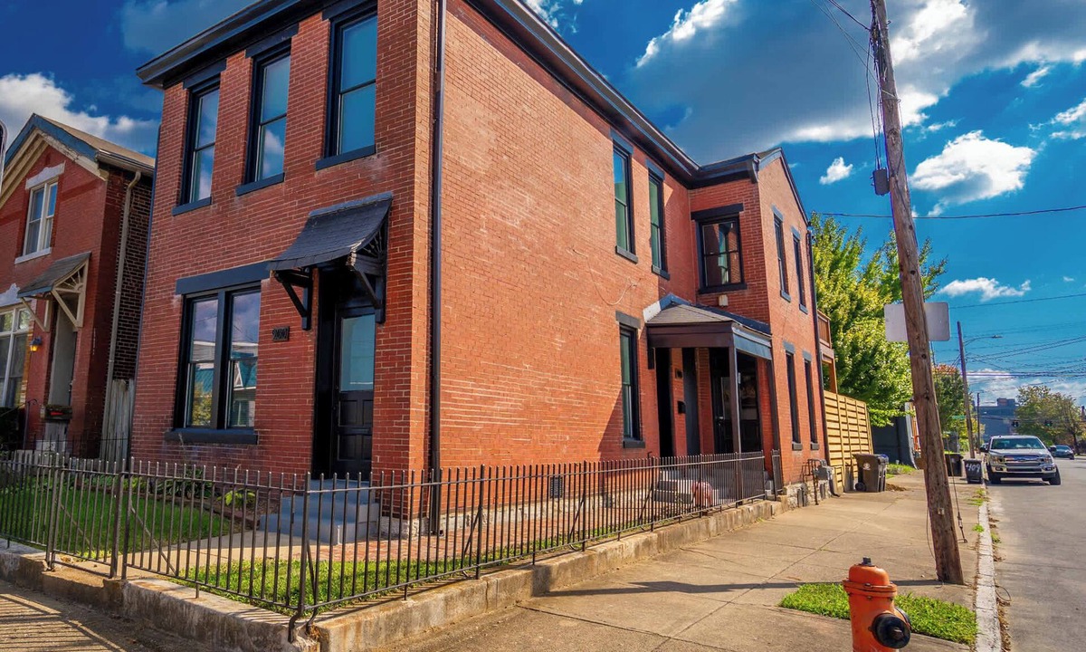 Phoenix Hill House | New! Louisville Lore in NuLu - 6beds!3ba! Hot Tub!