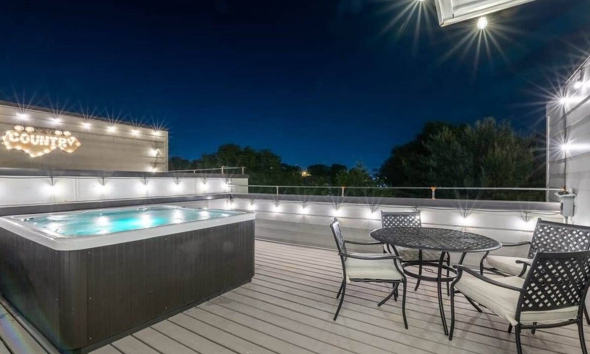 Berry Hill House | New Lux Home Skyline Views + Hot Tub, Pool, Sauna!