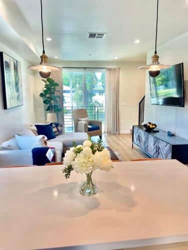 Sherman Oaks Apartment | New Luxe 3B 3Bath Townhouse