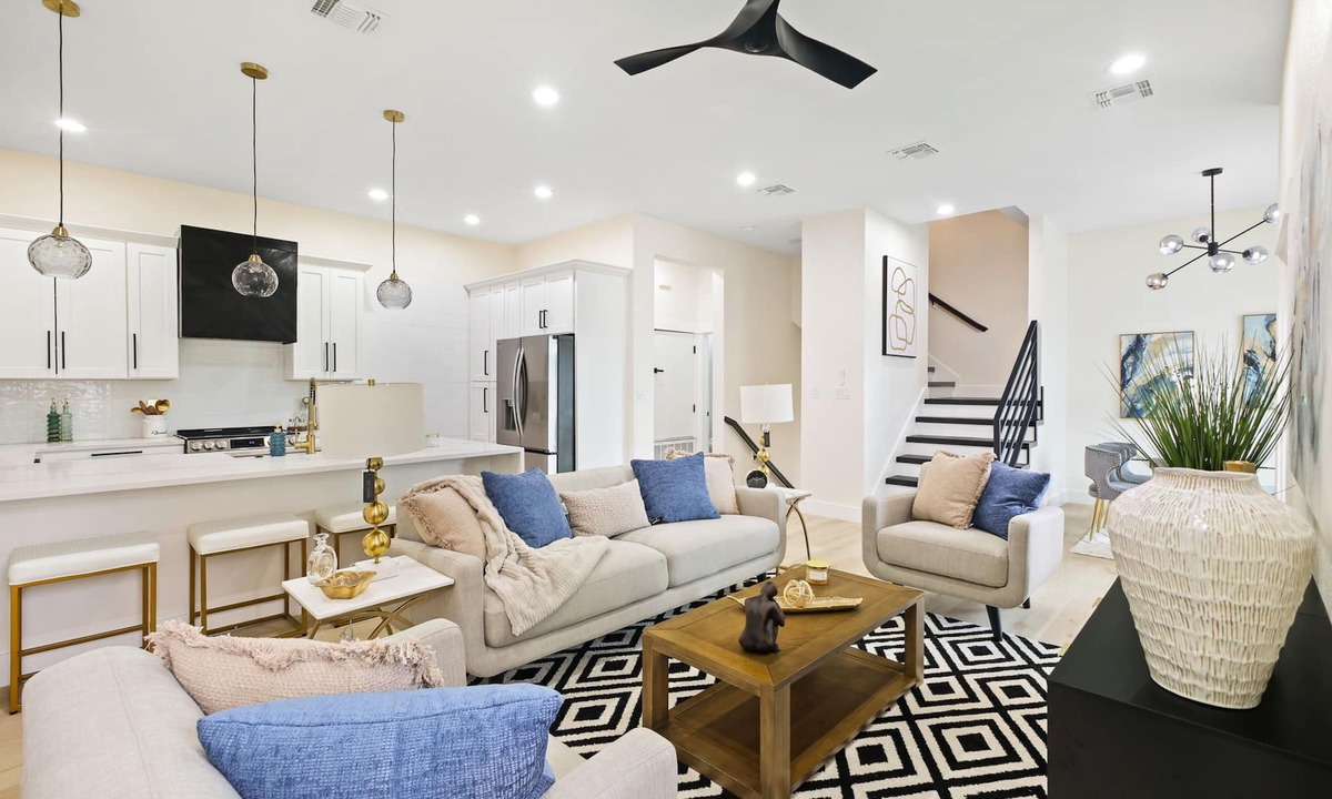 Near East Side House | New Luxe Downtown- Modern San Antonio Retreat