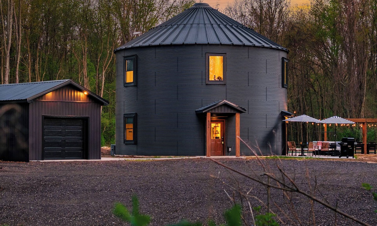 Fennville House | New Luxe Silo Retreat Pickleball, Sauna, Hot Tub