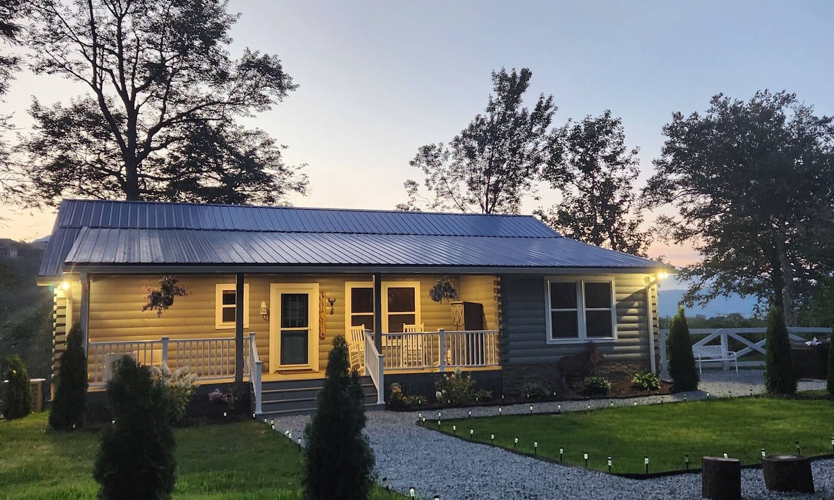 Sugar Mountain Cabin | New Luxurious Mountain Escape with Spa & Views