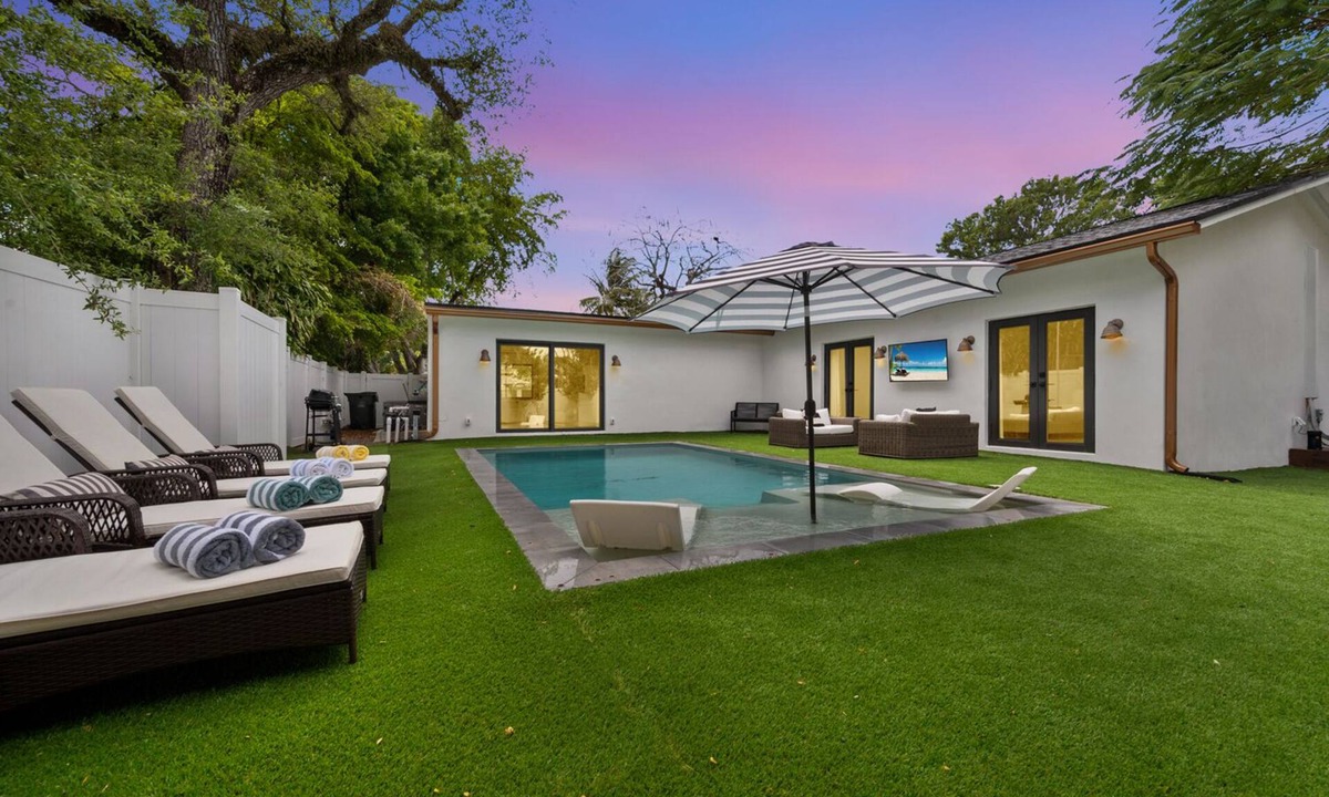 Shady Banks House | NEW - Luxurious Saltwater Pool Retreat - Near Las Olasnn