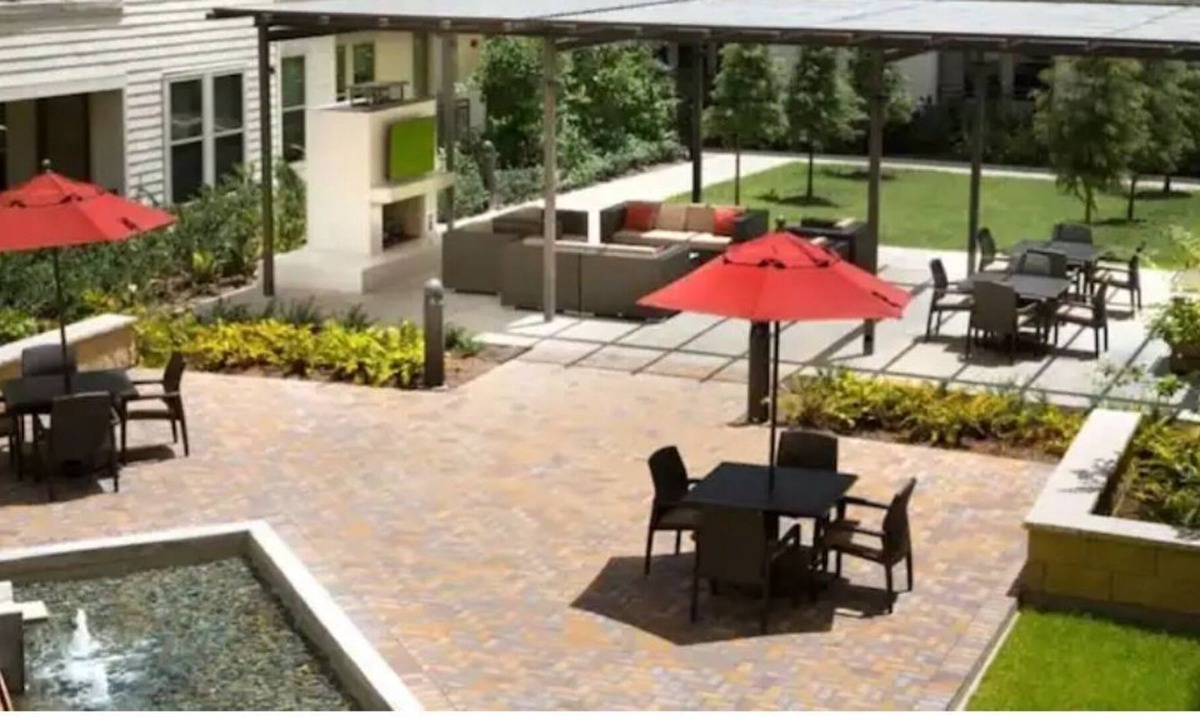 Memorial Apartment | New Luxury 1- bedroom unit with a rooftop pool.