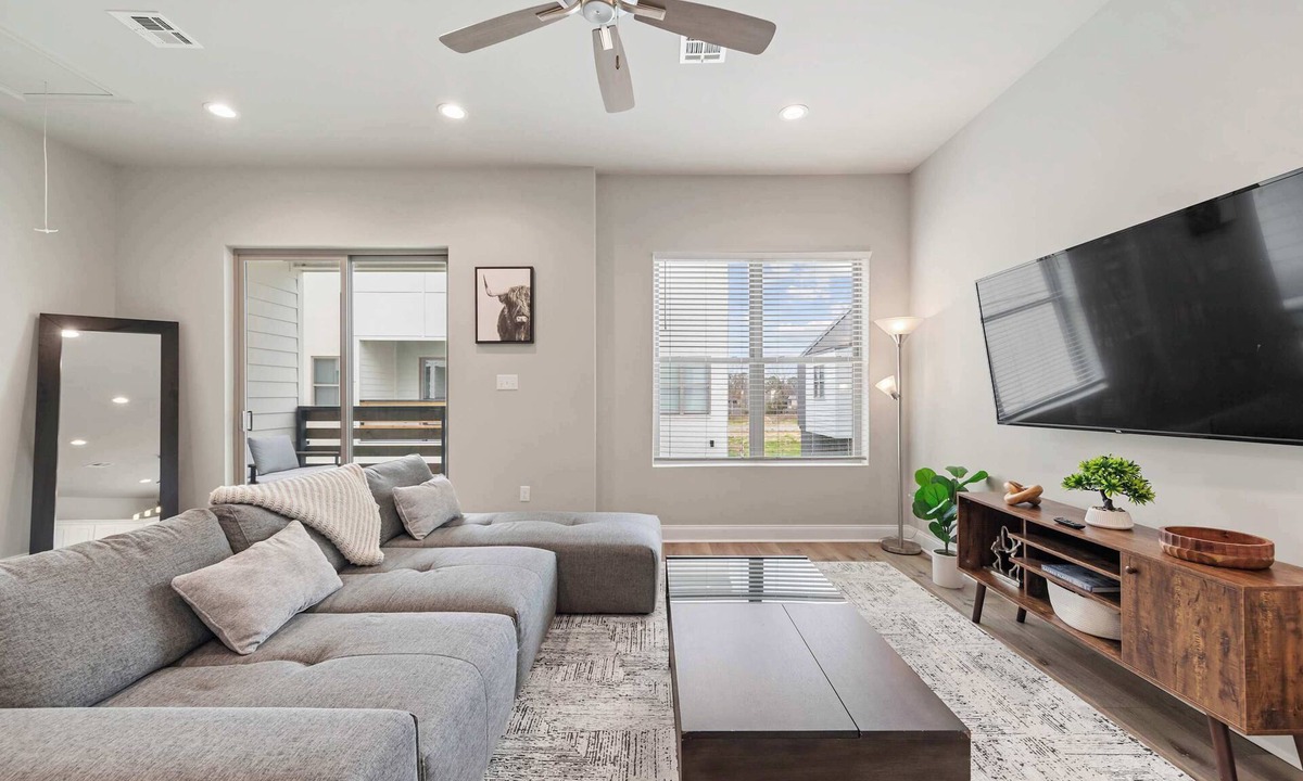 Youngsville Condo | New Luxury Home King Bed Garage
