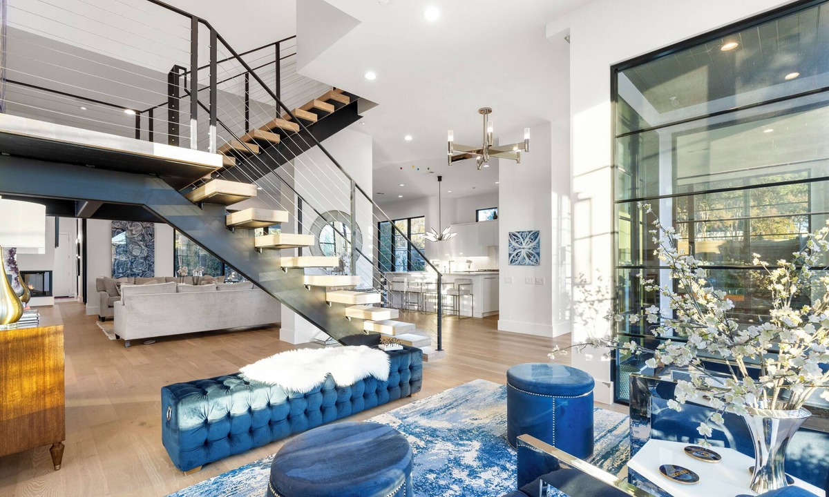 Northwest Dallas House | New luxury modern home in Midway Hollow with heated pool, private casita, indoor/outdoor living, designer furnishings, garage, and concierge service. Perfect for families, groups, or extended stays.