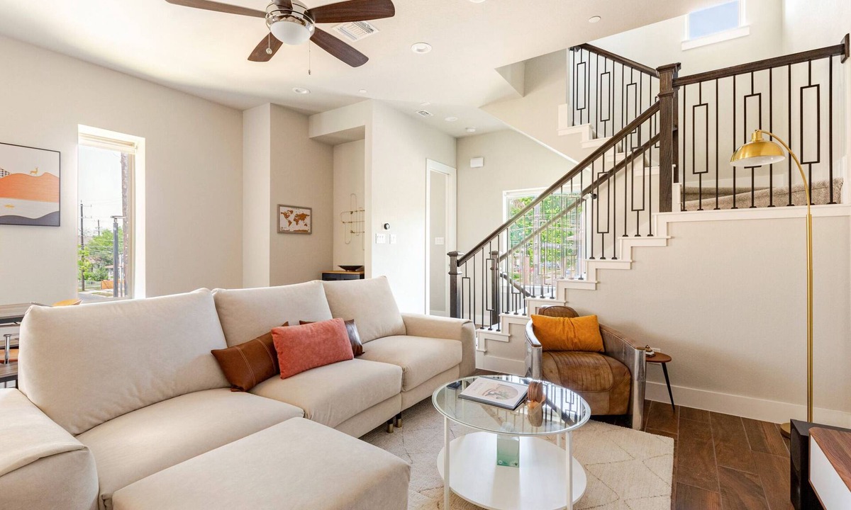 Tobin Hill House | New Luxury/modern Townhome just steps away from The Pearl & minutes to Downtown