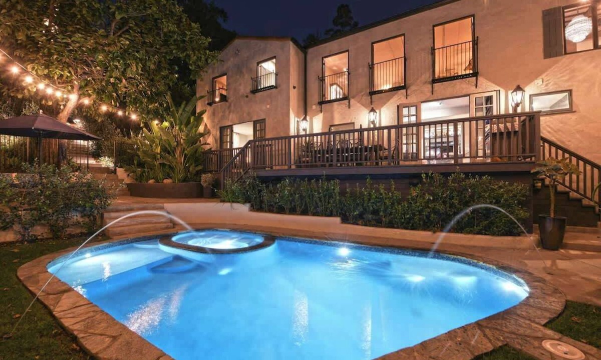 Beachwood Canyon Villa | NEW Luxury Villa, Secret Garden, Pool, Dogs OK