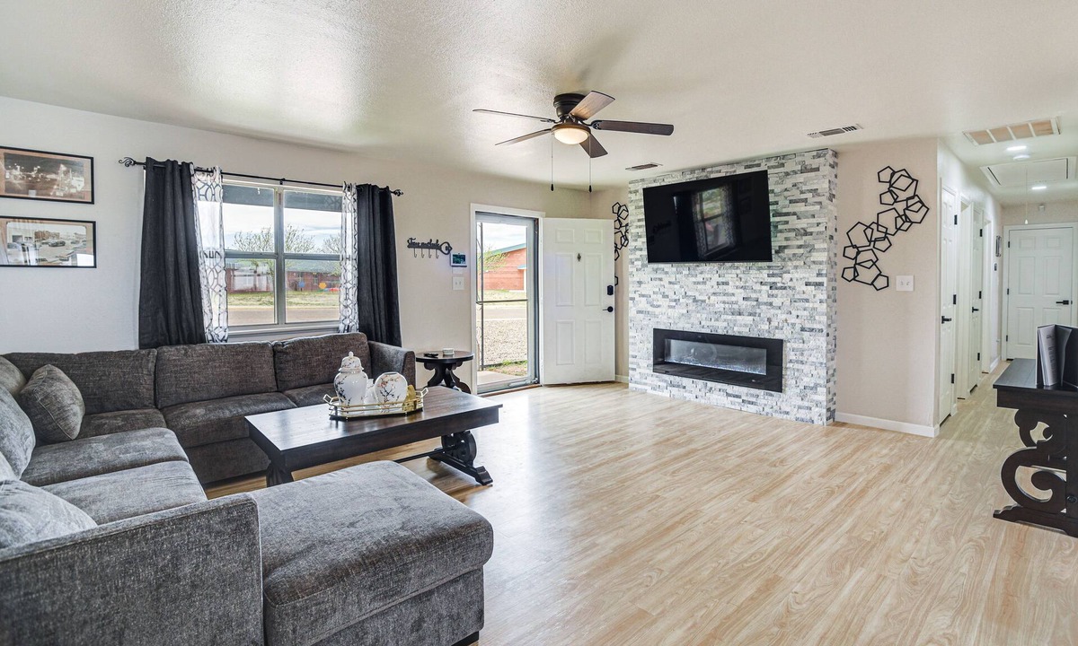 Tucumcari House | New Mexico Smart Home w/Private Yard & Grill