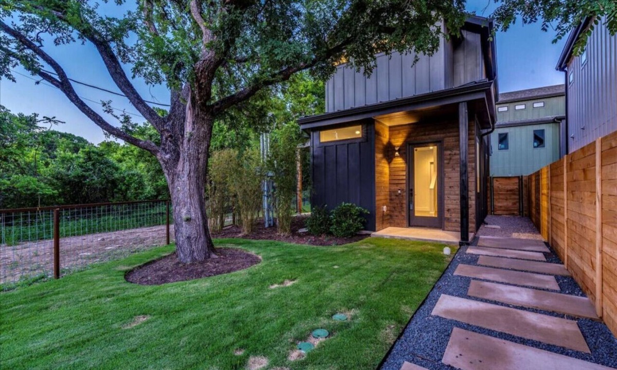MLK Apartment | *New Modern 2BR Home in Austin`s East Side - Sleeps 5*