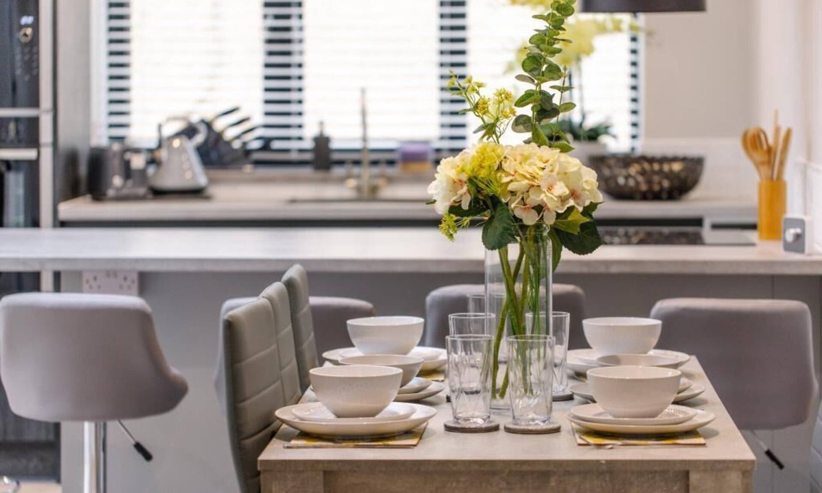 Oxford House | New modern 4 bed, 3.5 bath house free parking