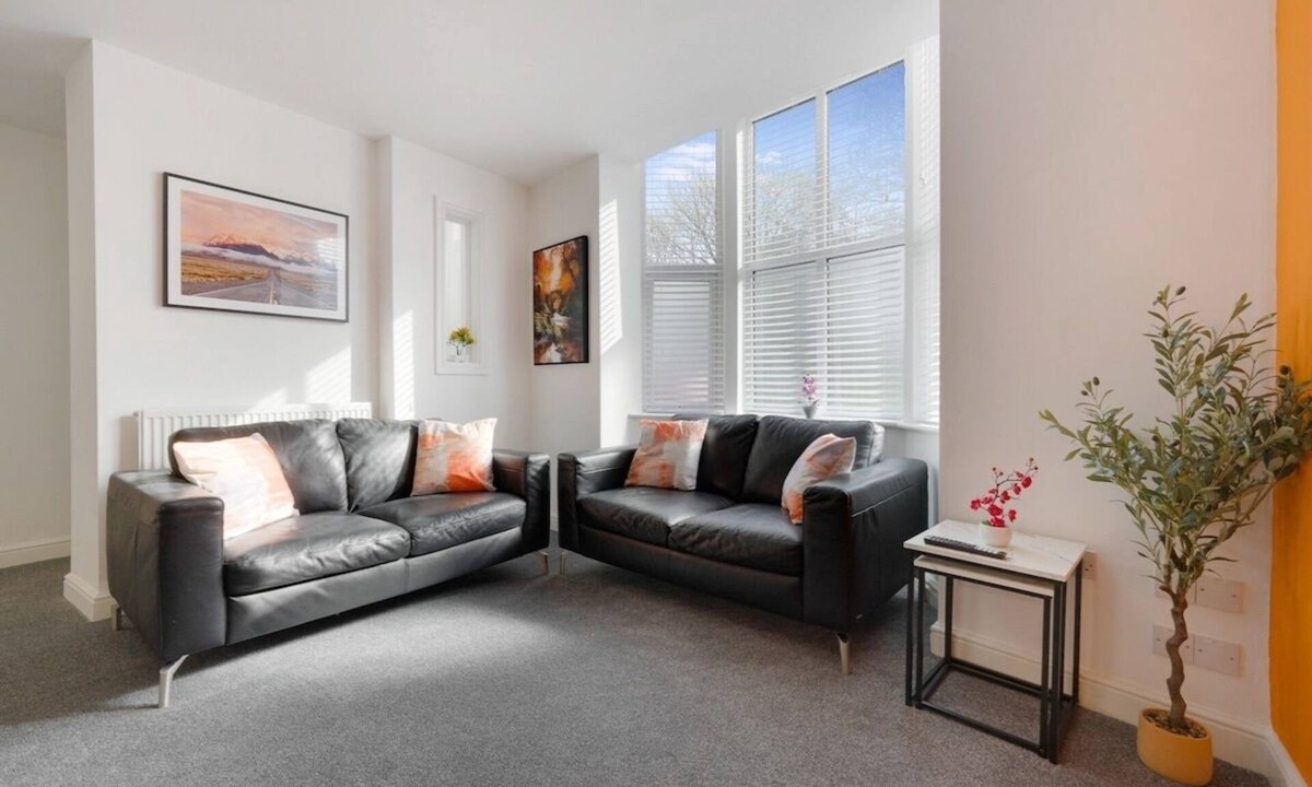 Stockton-on-Tees Apartment | NEW! Modern 5-Bed Flat in Thornaby Rd, Big groups!
