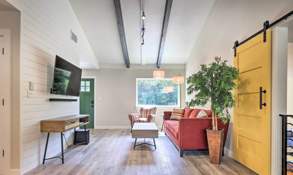 Hays House | NEW! Modern & Colorful Buda Home Near Dtwn Austin!