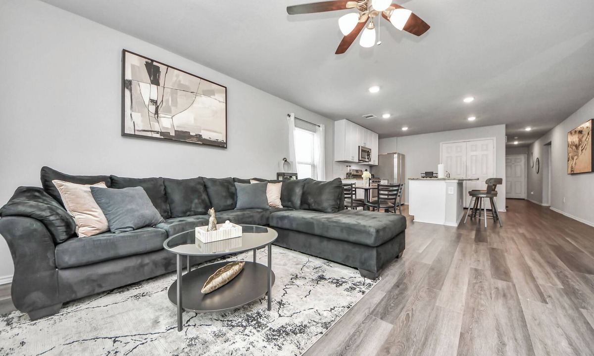 Northside House | New Modern Comfort, 4 bed, 2 bath. Close to Everything in Houston!