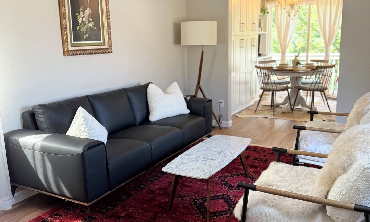 Ravenna House | NEW - modern comfort, remodeled, A/C, free parking