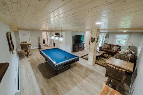 Norway House | NEW! Modern Getaway - Hot Tub l Fire Pit l Pool table