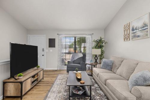 O'Fallon House | NEW Modern Getaway Relax Unwind and Enjoy